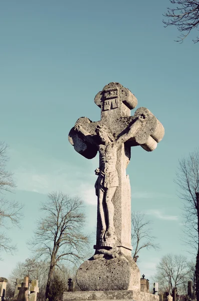 Gamla sten staty av jesus korsfäst på korset på tombston — Stockfoto