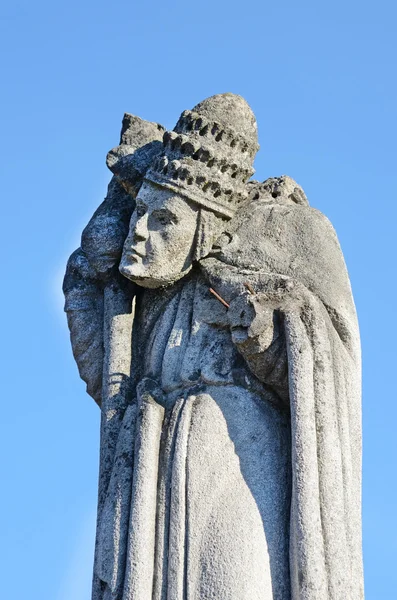 Mystic old stone statue with rolled away head on the headstone i — Stock Photo, Image