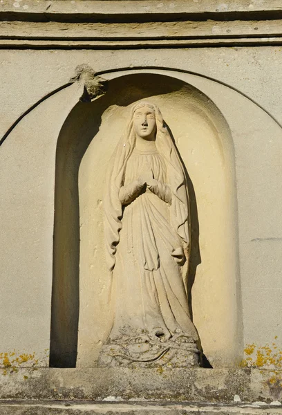 Statue en pierre de Cara sur la pierre tombale du cimetière en Ukraine — Photo