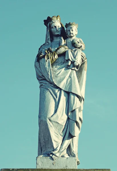 Old stone statue of the Virgin on tomb and Jesus Christ Crowned — Stock Photo, Image