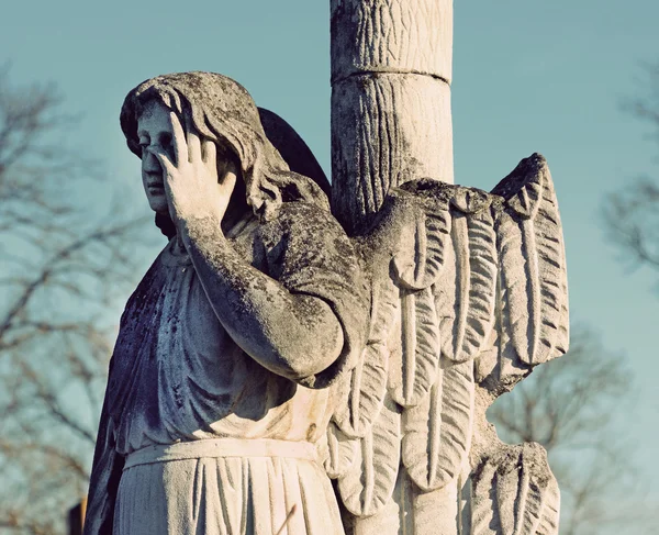 La antigua estatua de piedra de una lápida de ángel en el cementerio en vi —  Fotos de Stock