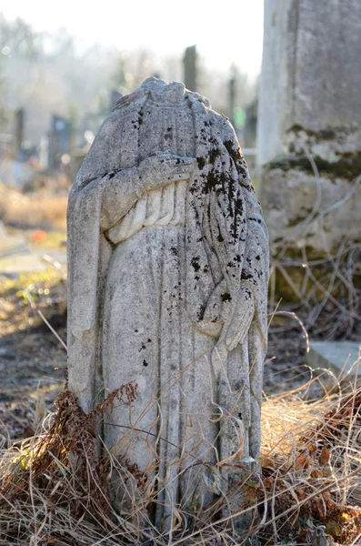 Gamla sten staty utan huvud på kyrkogården i Ukraina — Stockfoto