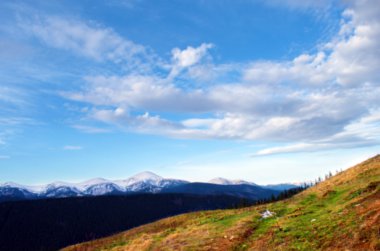 Karla kaplı dağlar güzel manzara. Arka plan. 