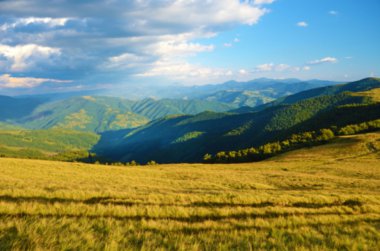 güzel dağ manzarası ile bulutlar gökyüzünde. arka plan.