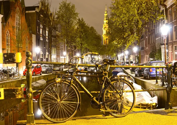 Het prachtige landschap met fiets op de brug in de avond Amste — Stockfoto