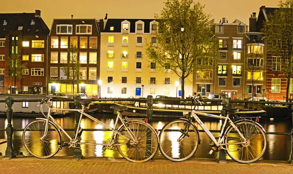 Piękny krajobraz z rowerami na moście w wieczór Amst — Zdjęcie stockowe