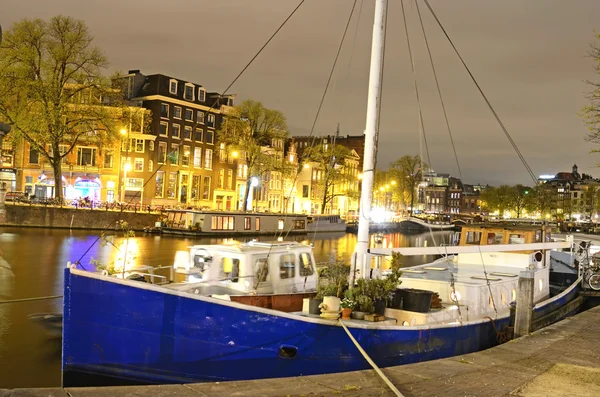 Bela paisagem com barcos no canal à noite Amste — Fotografia de Stock