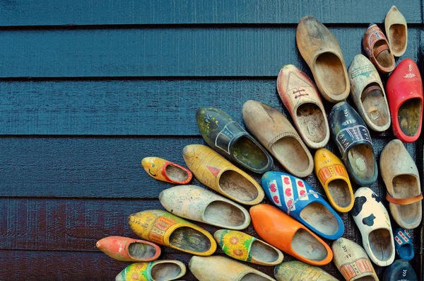 Zapatos de madera holandeses populares tradicionales Klomp en estilo vintage (w —  Fotos de Stock