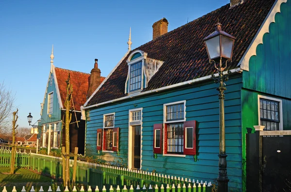 Bela casa de madeira em Zaanse Shans, Holanda ao pôr do sol — Fotografia de Stock