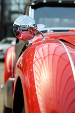 Özgün yansıtma ile kırmızı araba yakın çekim şekil eski ilginç. 