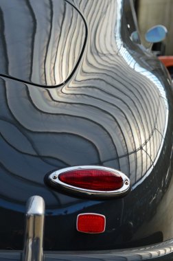 İlginç orijinal arka lambalar durağı ile eski siyah araba şeklinde 