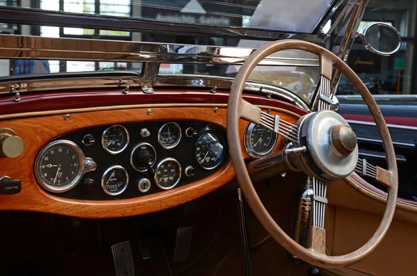 Interessante prachtige ontwerp van retro auto met originele wiel dr — Stockfoto