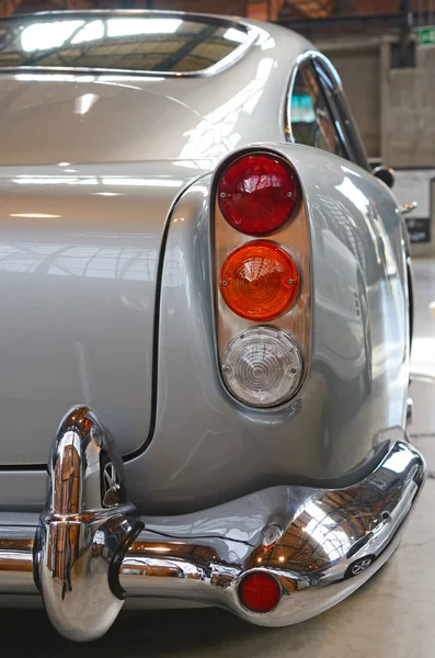 Mooie vorm van grijze oude auto met originele lichten aan de achterzijde. Retro design — Stockfoto