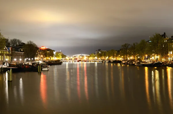 Vista da ponte canal noturno em iluminação e barcos em Am — Fotografia de Stock