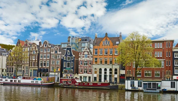 Distinctive old houses near the canal on cloudy sky background i — Stock Photo, Image