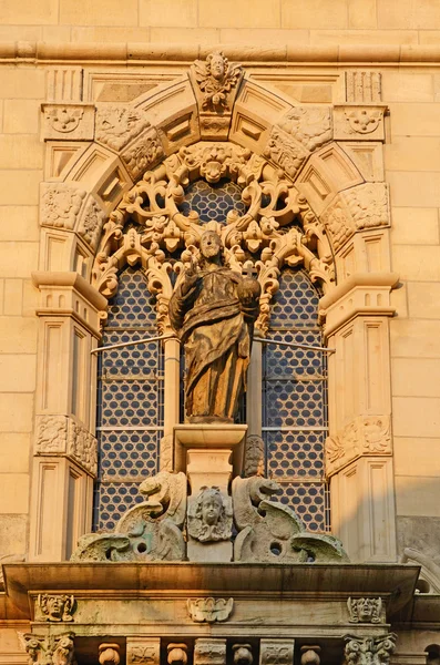Kamenná socha na průčelí kostela — Stock fotografie