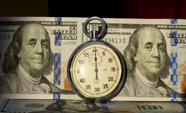 Zamanlayıcıyı dolar faturaları (zaman - para, değersiz arka plan üzerinde — Stok fotoğraf