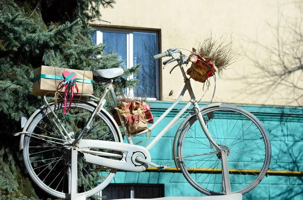 Bicicleta velha com presentes no fundo do edifício — Fotografia de Stock