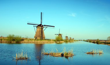 Kinderdiyk, Hollanda kanalında hava Mill ile pitoresk manzara