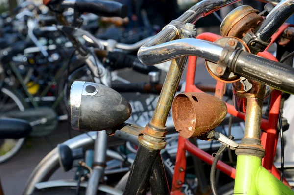 Fragment av gamla cyklar i Amsterdam, närbild — Stockfoto