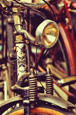 Bir Far ve bir parça eski retro tarzı yokuş aşağı-bisiklet