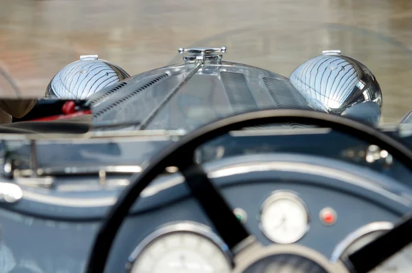 Headlights retro car. Speedometer with sensors and steering whee — Stock Photo, Image