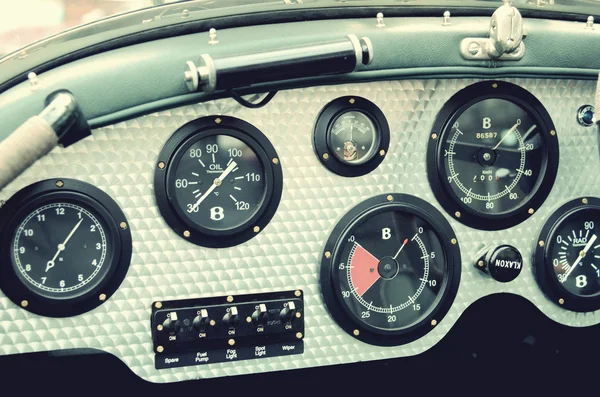 Retro araba kontrol paneli ile ölçü aygıtları — Stok fotoğraf