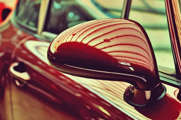 Mirror of the original cherry-old car. Retro style. Sophisticati — Stock Photo, Image