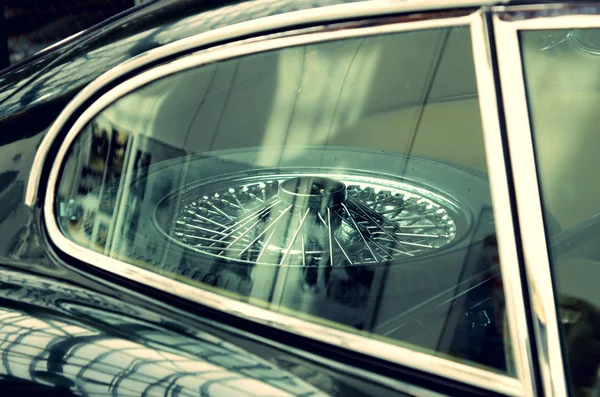 Old car wheel with spokes in the car. Sophistication. Elegance. — Stock Photo, Image