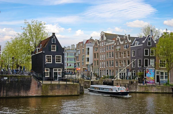 Beautiful cityscape with buildings and boat on the canal in Amst — Stock Photo, Image