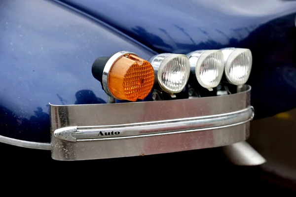 Fragmento de coche retro con faros y parachoques — Foto de Stock