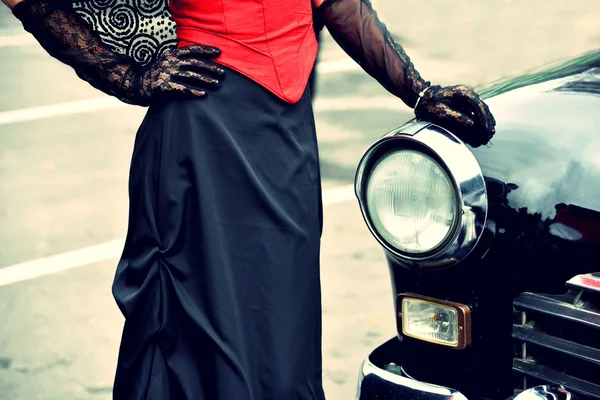 Woman in retro dress near the vintage car. Vintage style. (Tempt — Stock Photo, Image