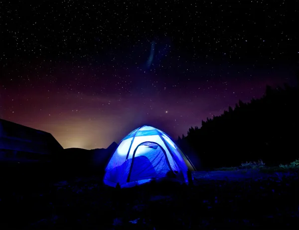 Beau paysage avec une tente dans les montagnes contre le ciel — Photo