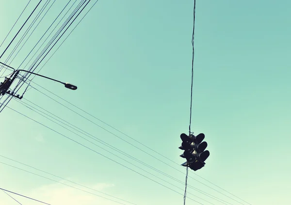 Реферат Состав с светофором и проводами против ска — стоковое фото