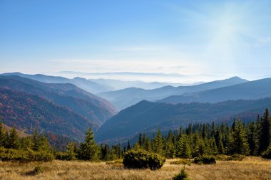 Sunlig dağlar ve sırtlar ağaçlarda ile nefes kesici manzara