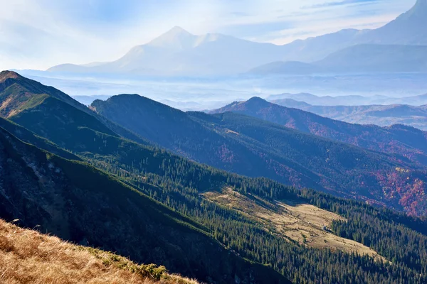 Breathtaking landscape with lawn middle mountain ranges in autum — Stock Photo, Image