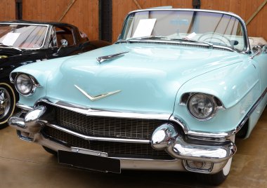 Düsseldorf, Almanya - April17, 2015: Retro arabaya Kadilak Dükkanı-Dusseldorf, Almanya eski arabalar gsi.