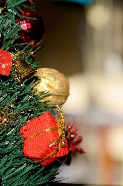 Різдвяний мотив з подарунком на гілці ялини (2016, новорічна листівка — стокове фото