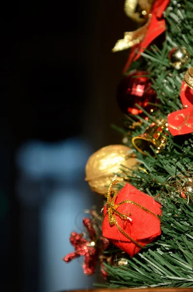Різдвяний мотив з подарунком для ялинової гілки (2016, новорічний автомобіль — стокове фото