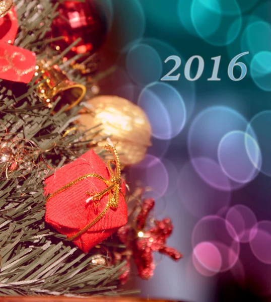 Christmas motive with gift for spruce branch (2016, New Year car — Stock Photo, Image