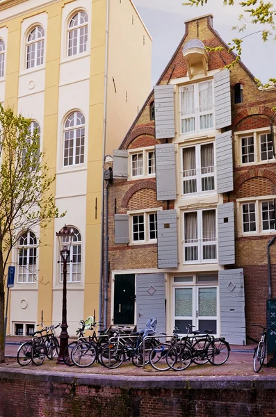 Cityscape met fietsen en mooi huis in Amsterdam, Netherlan — Stockfoto