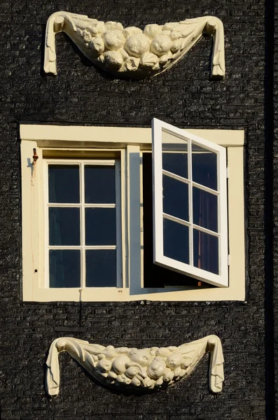 Hermosa ventana de primer plano con fachada de estuco en Amsterdam, Nethe —  Fotos de Stock