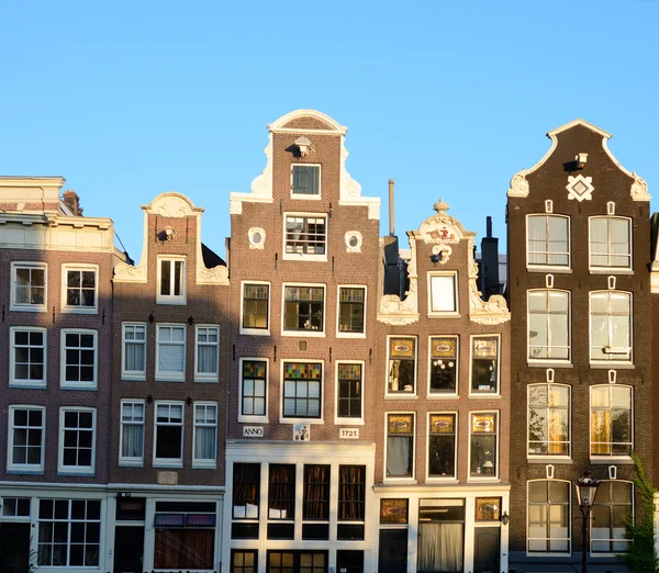 Stad landschap met mooie huizen in Amsterdam, de Netherlan — Stockfoto