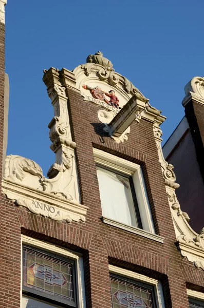 Fachada elegante com janelas originais em Amsterdã, Holanda — Fotografia de Stock