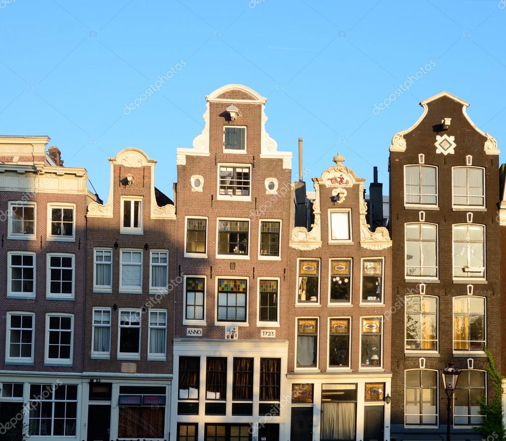 Stad landschap met mooie huizen in Amsterdam, de Netherlan — Stockfoto © AndrijTer 92563006