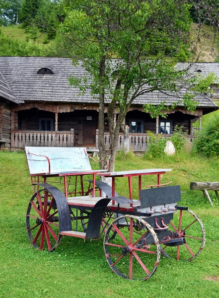 Die originale alte Postkutsche in der Nähe des Holzhauses — Stockfoto