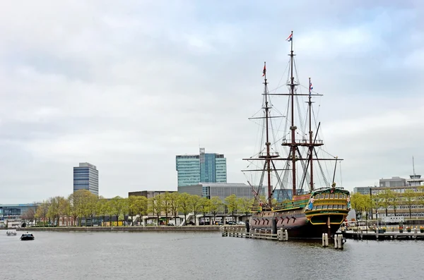 チャネル Amsterd で古い帆船と美しい風景 — ストック写真