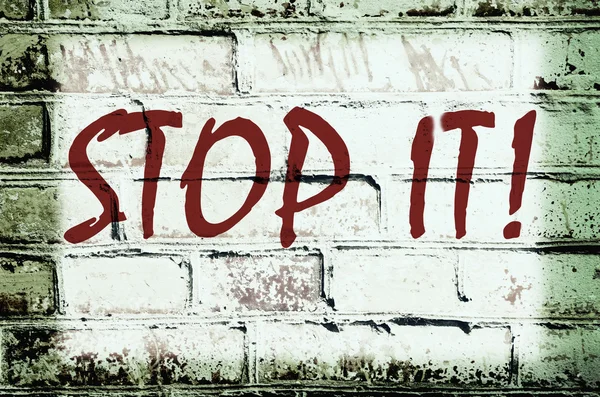 Wall with graffiti that says "Stop it!" (abstract background, vi — Stock Photo, Image