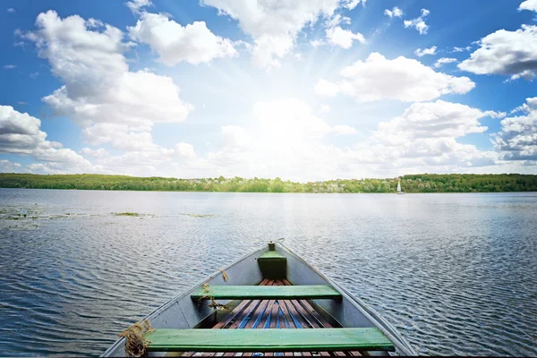 Mystiska landskap med ensam båt på dammen på bak — Stockfoto