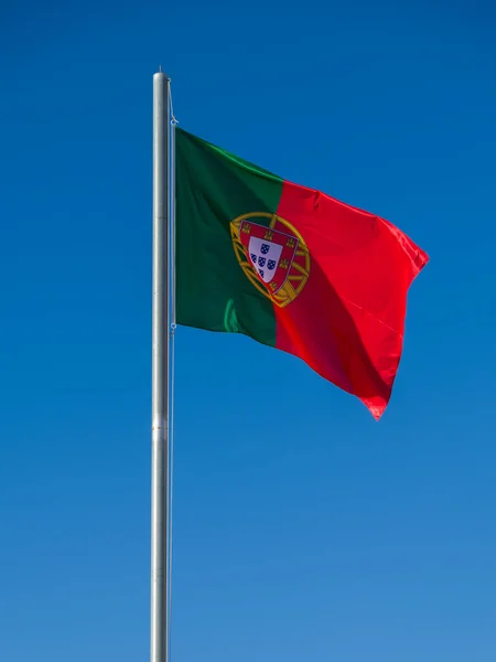 Bandeira portuguesa num céu azul — Fotografia de Stock